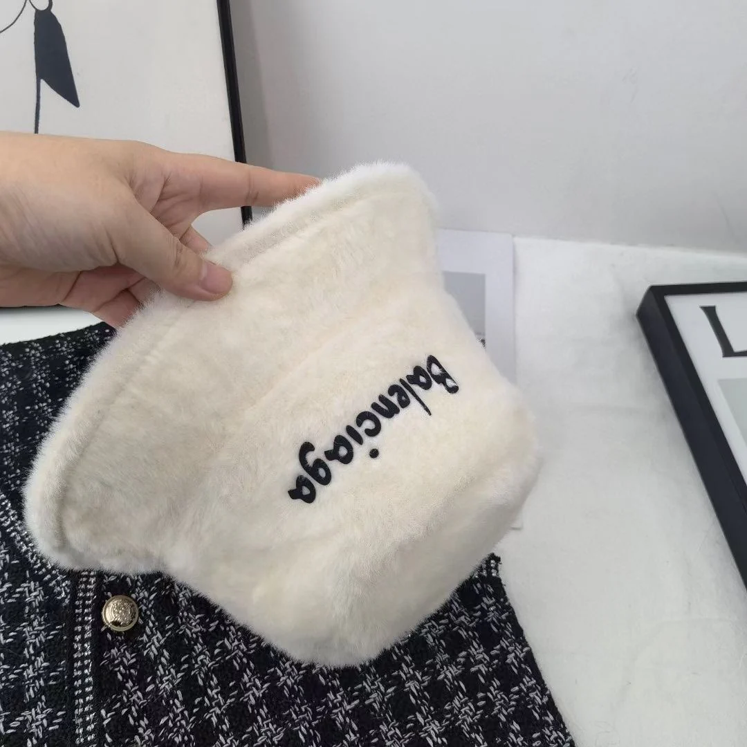 Balenciaga - Рыбацкая шапка из норки