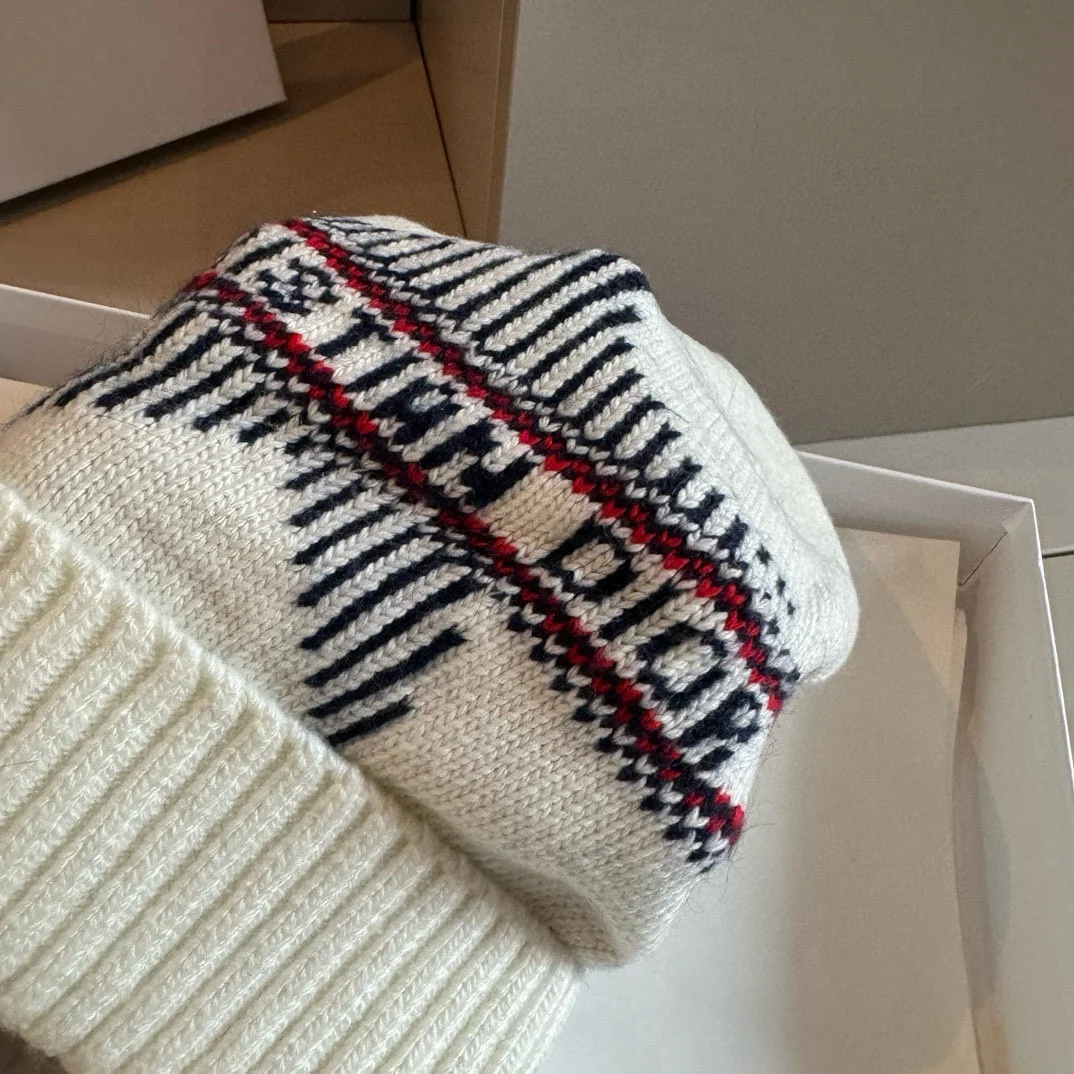 Вязаная шапка Dior Classic Star, белая.