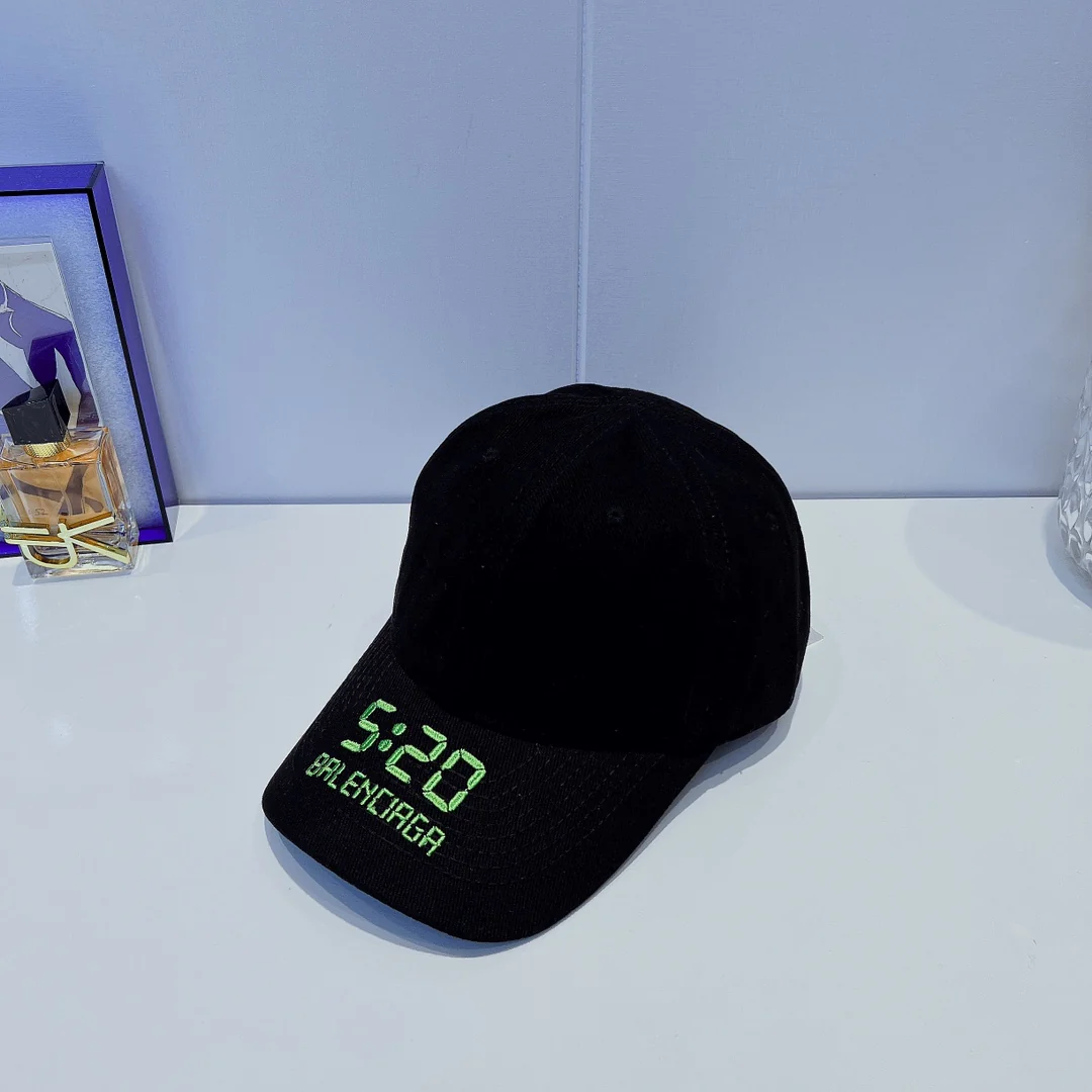 Официальный сайт Balenciaga. Бейсболка в том же стиле — серия 520 — 1.