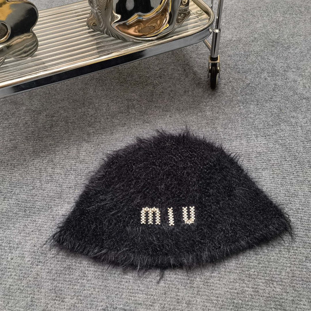 Miu Miu - Популярная осенне-зимняя коллекция: рыбацкая шапка из норки.