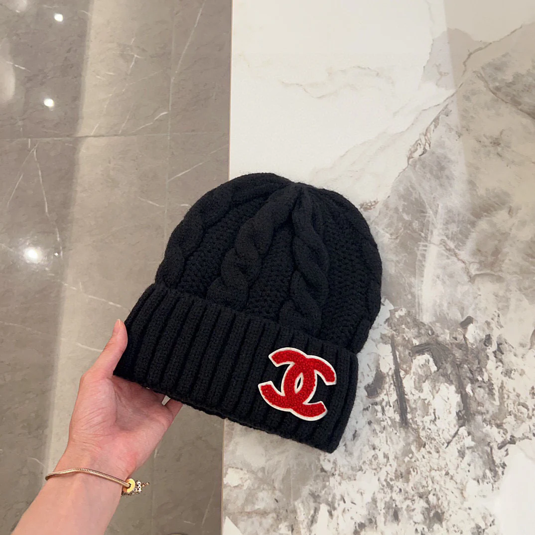 Вязаная шапка Chanel с косами - черная