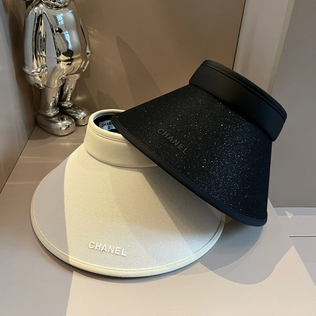 Минималистичная солнцезащитная шляпа Chanel с простой надписью - черная