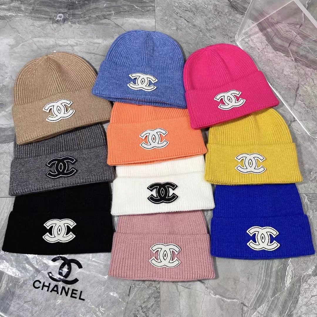 Вязаная шапка Chanel разноцветная - 1 шт.
