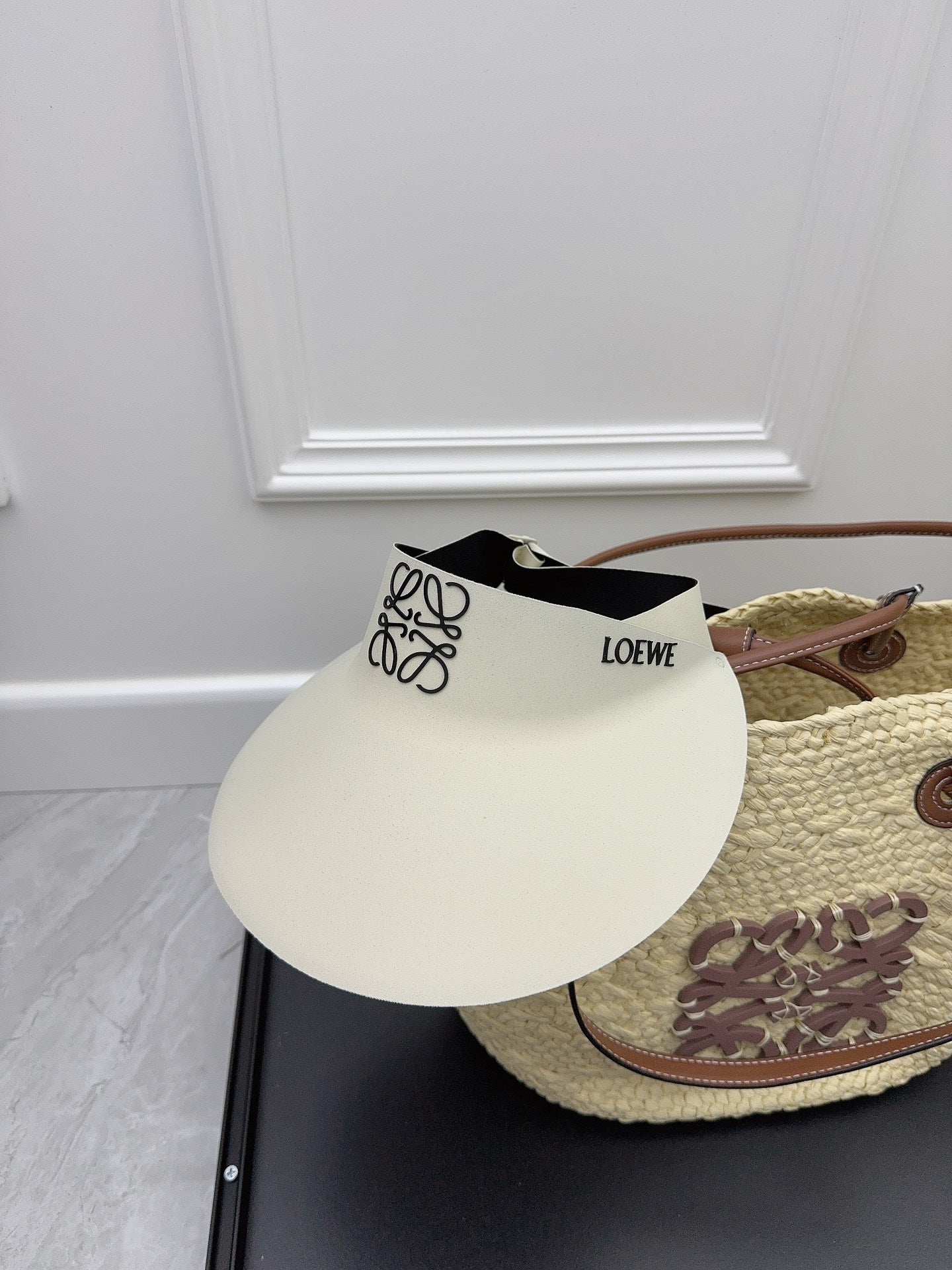 Новая модель LOEWE - бесшовная солнцезащитная шляпа