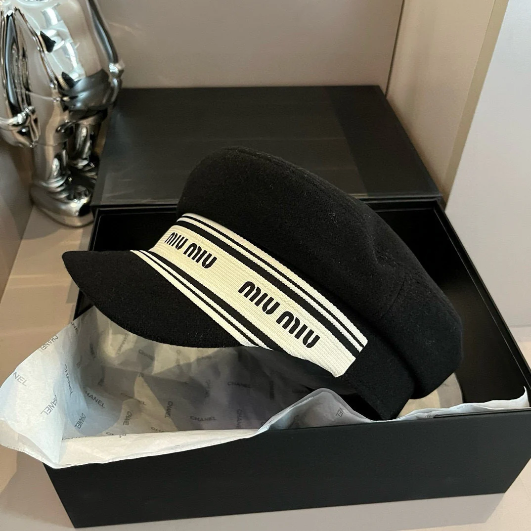 Кепка газетчика с логотипом Miu Miu - черная