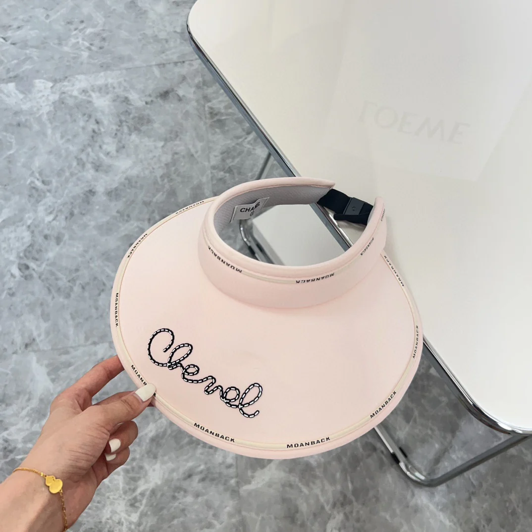 Новинка лета 2024 от Chanel - Солнцезащитная шляпа с курсивным шрифтом - Розовая