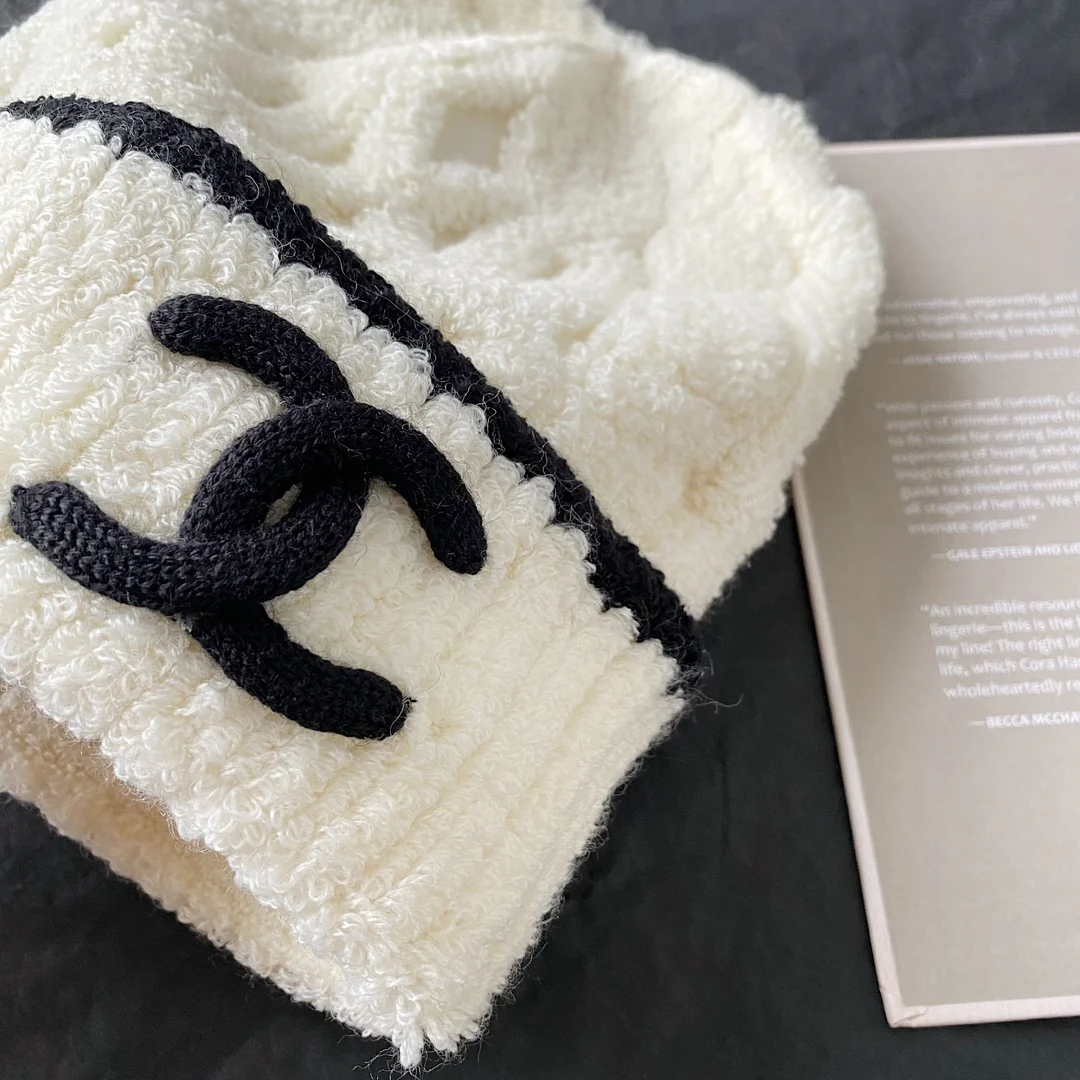 Вязаная шапка Chanel из коллекции осень/зима 2023, новая модель — белая.