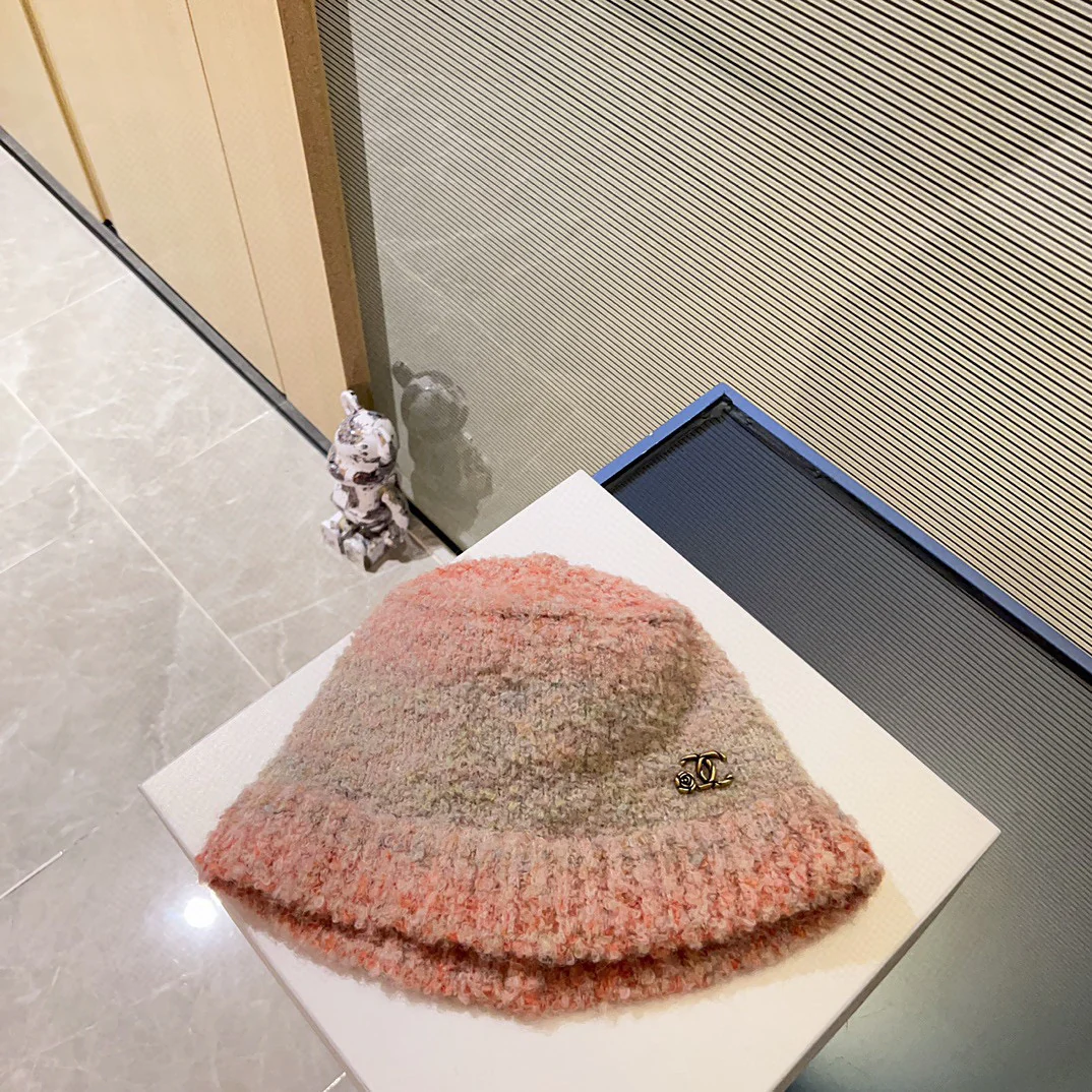 Новая кашемировая рыбацкая шляпа Chanel сезона осень/зима 2023, розовая.
