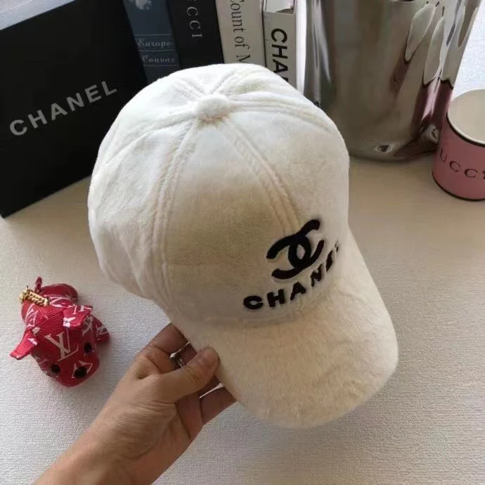 Бейсболка Chanel с вышивкой из кроличьего меха - 1
