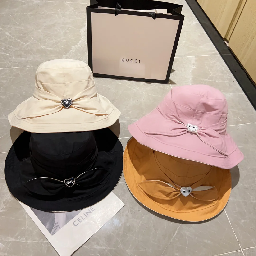 Новинка весны/лета Miu Miu 2023 — широкополая рыбацкая шляпа с бабочкой.