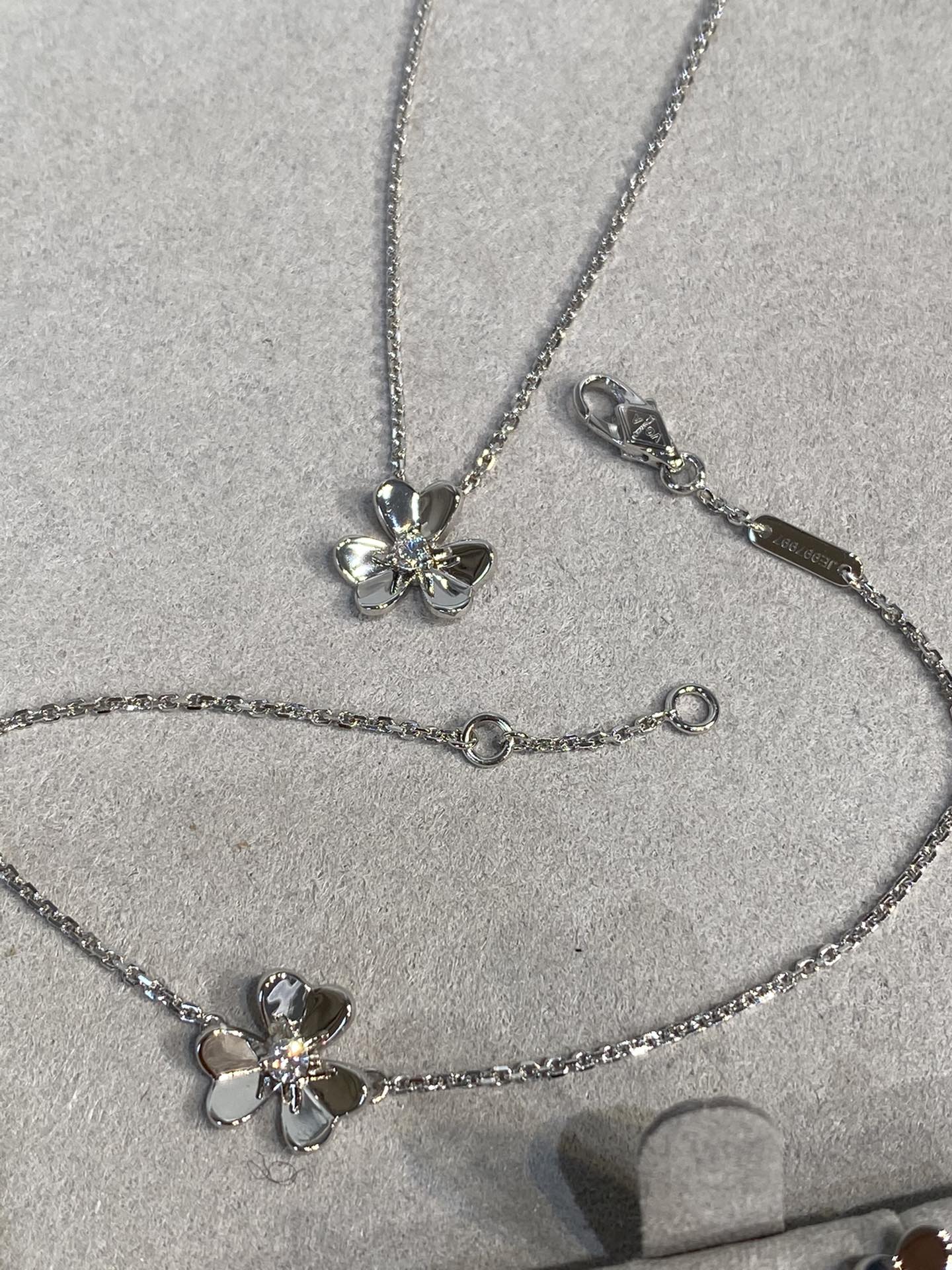 Van Vuitton - Колье 049