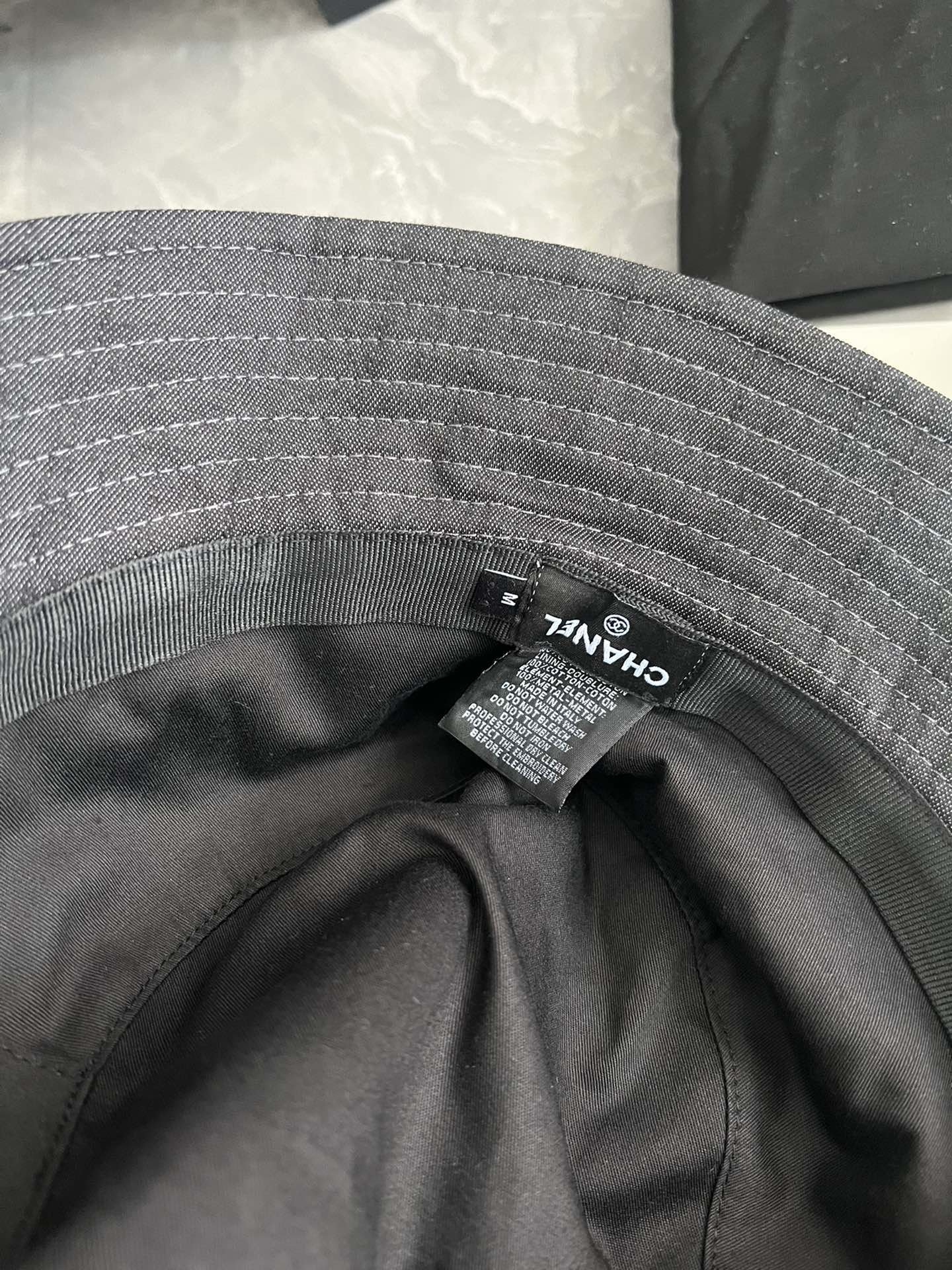 Ковбойская рыбацкая шляпа Chanel, расшитая пайетками, серая.