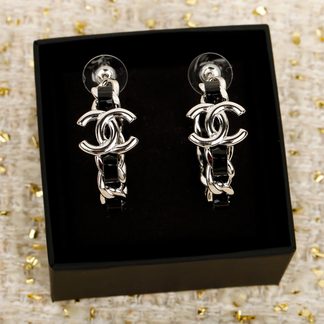 Серьги Chanel - 25 пенсов, черные с серебряной кожаной цепочкой