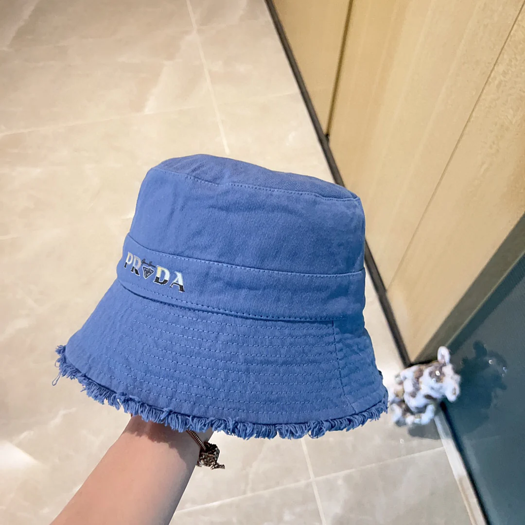 Новинка сезона весна/лето 2023 от Prada - джинсовая панама с кисточками.