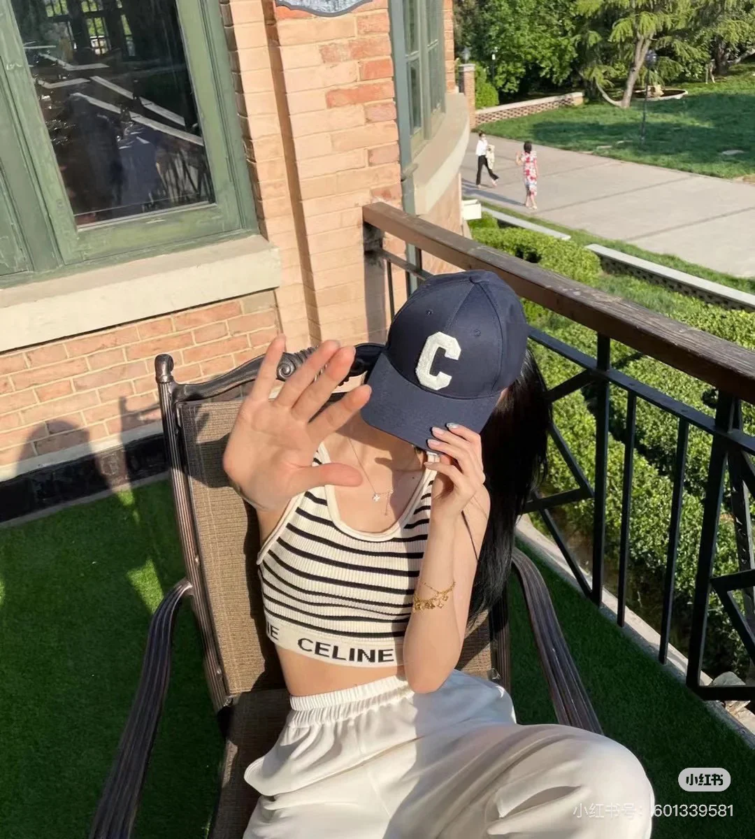 Бейсболка Celine 2025 New Large с вышитой буквой C, темно-синяя.