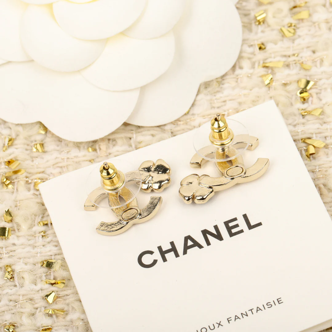 Chanel - 25 пенсов, асимметричные серьги в виде двойной буквы С с камелией