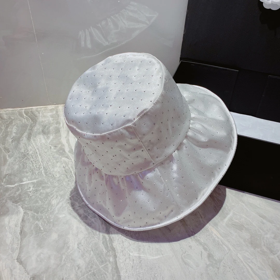 Атласная панама Gucci — высококачественные стразы, закрепленные методом термофиксации — регулируемая, складная, удобная для переноски.