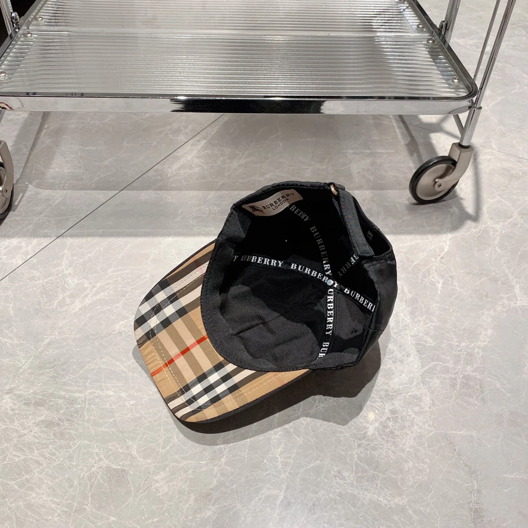 Новинка сезона весна/лето 2023 от Burberry - глянцевая бейсболка TB - черная.