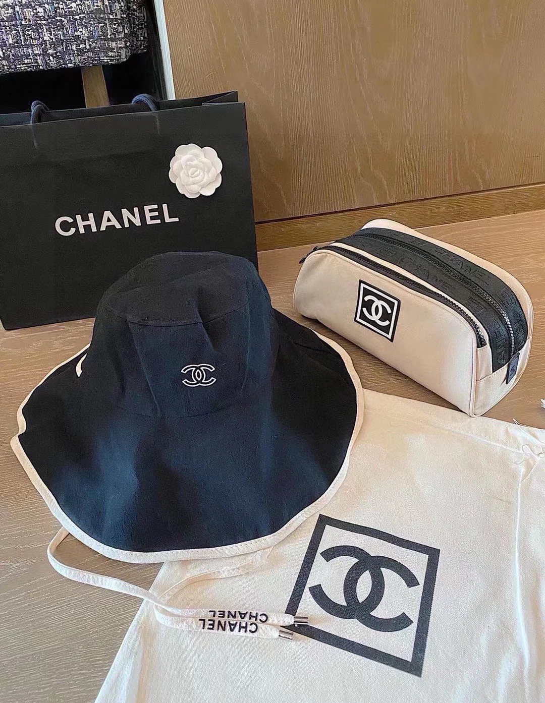 Черная зауженная рыбацкая шляпа Chanel из парусины