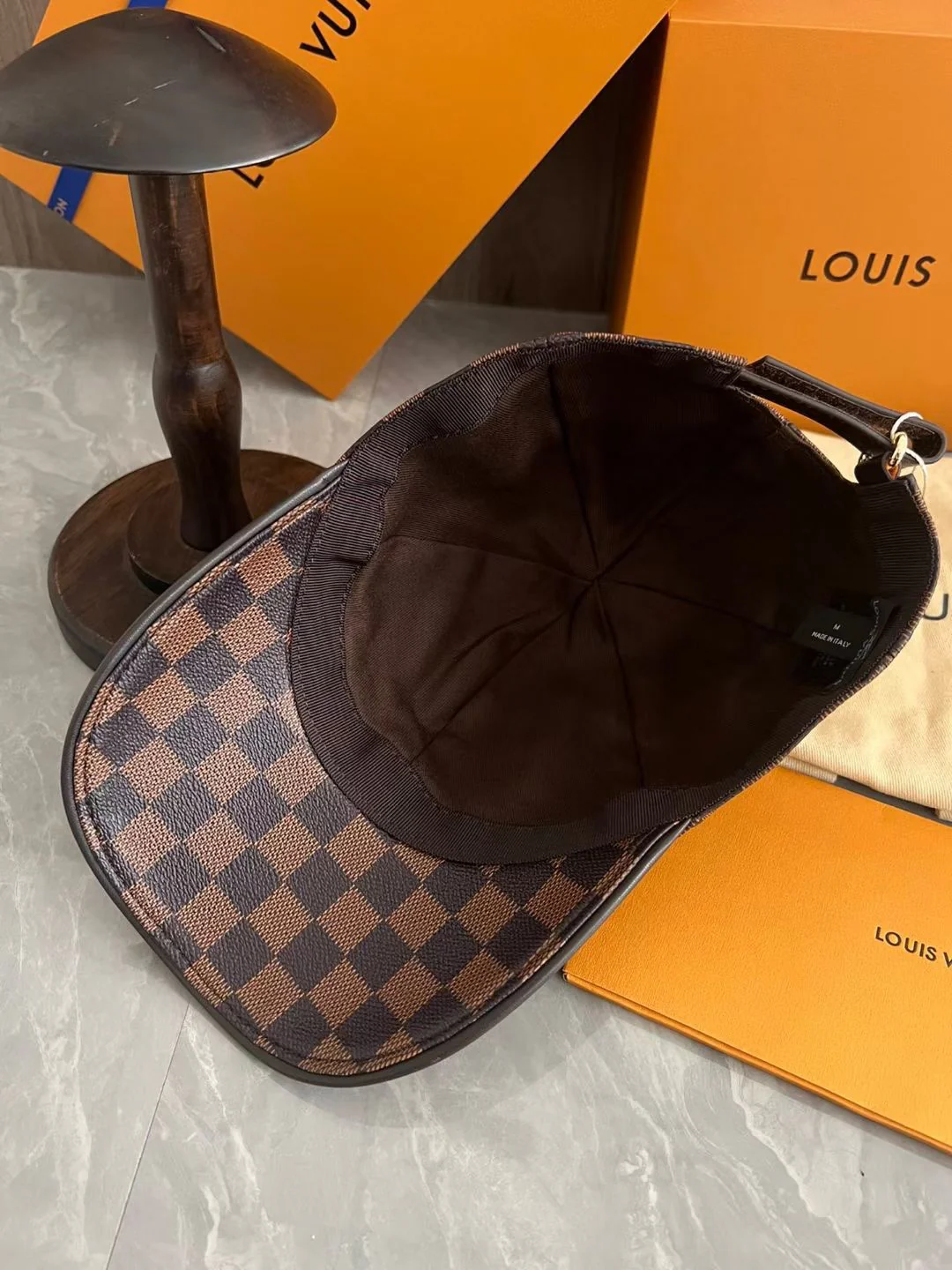 Классическая кожаная бейсболка LV в клетку