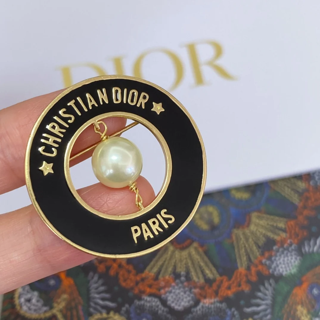 Брошь Dior 001