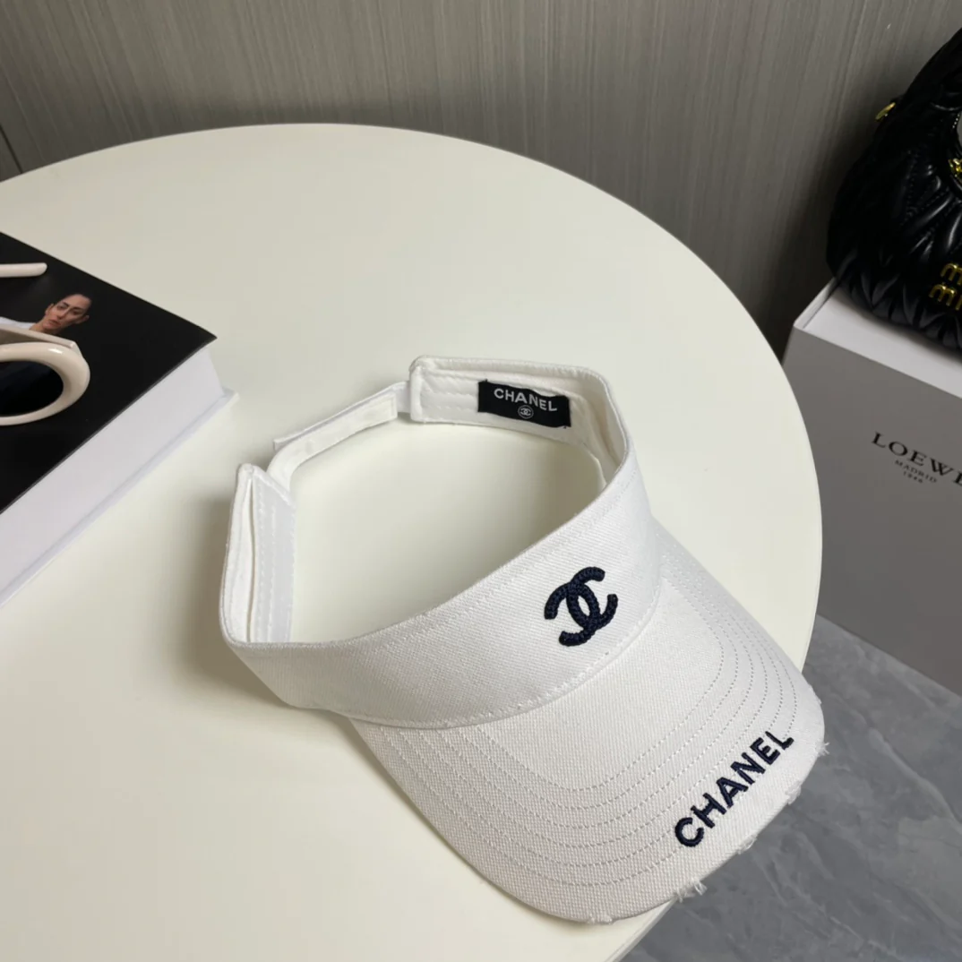 Chanel - Простая и стильная солнцезащитная шляпа - Белая