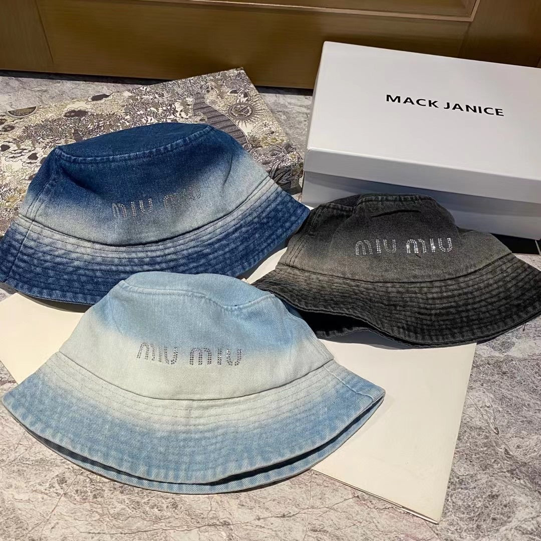 Новинка весны/лета Miu Miu 2023 — панама из джинсовой ткани с лоскутным узором.