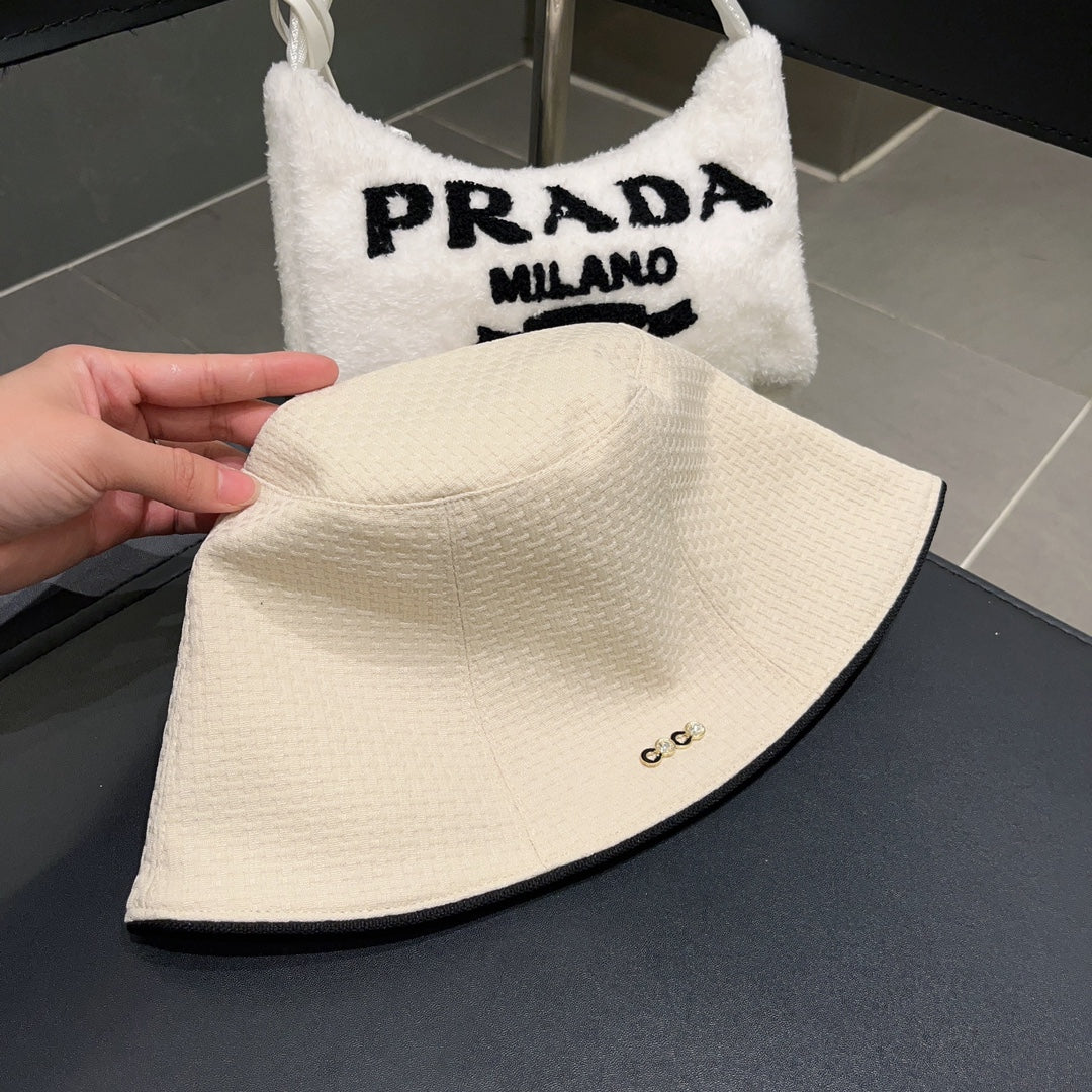 Новинка сезона осень/зима 2023 от Chanel - Рыбацкая шляпа - Белая