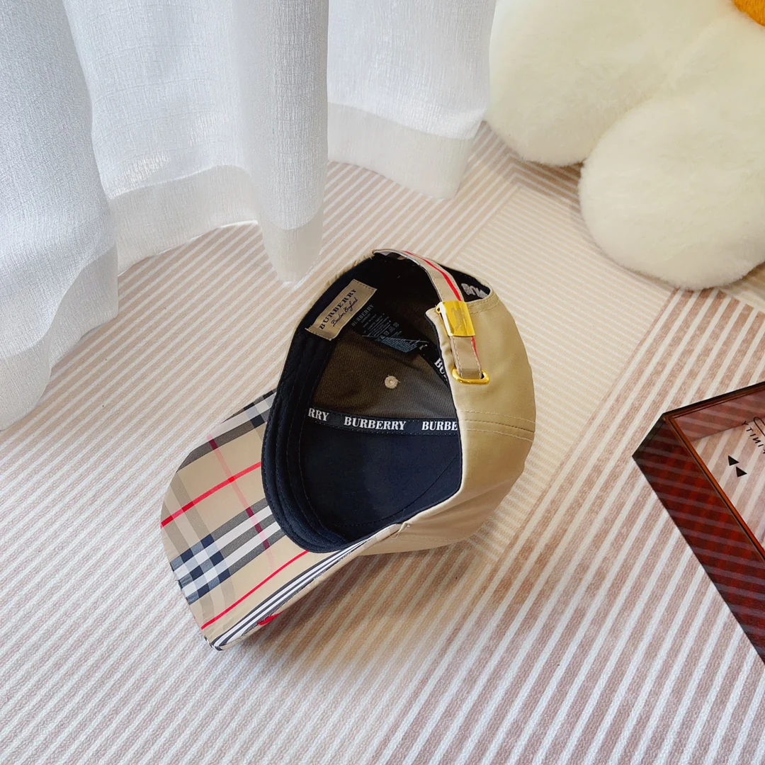 Новинка сезона весна/лето 2023 от Burberry - бейсболка TB в клетку.