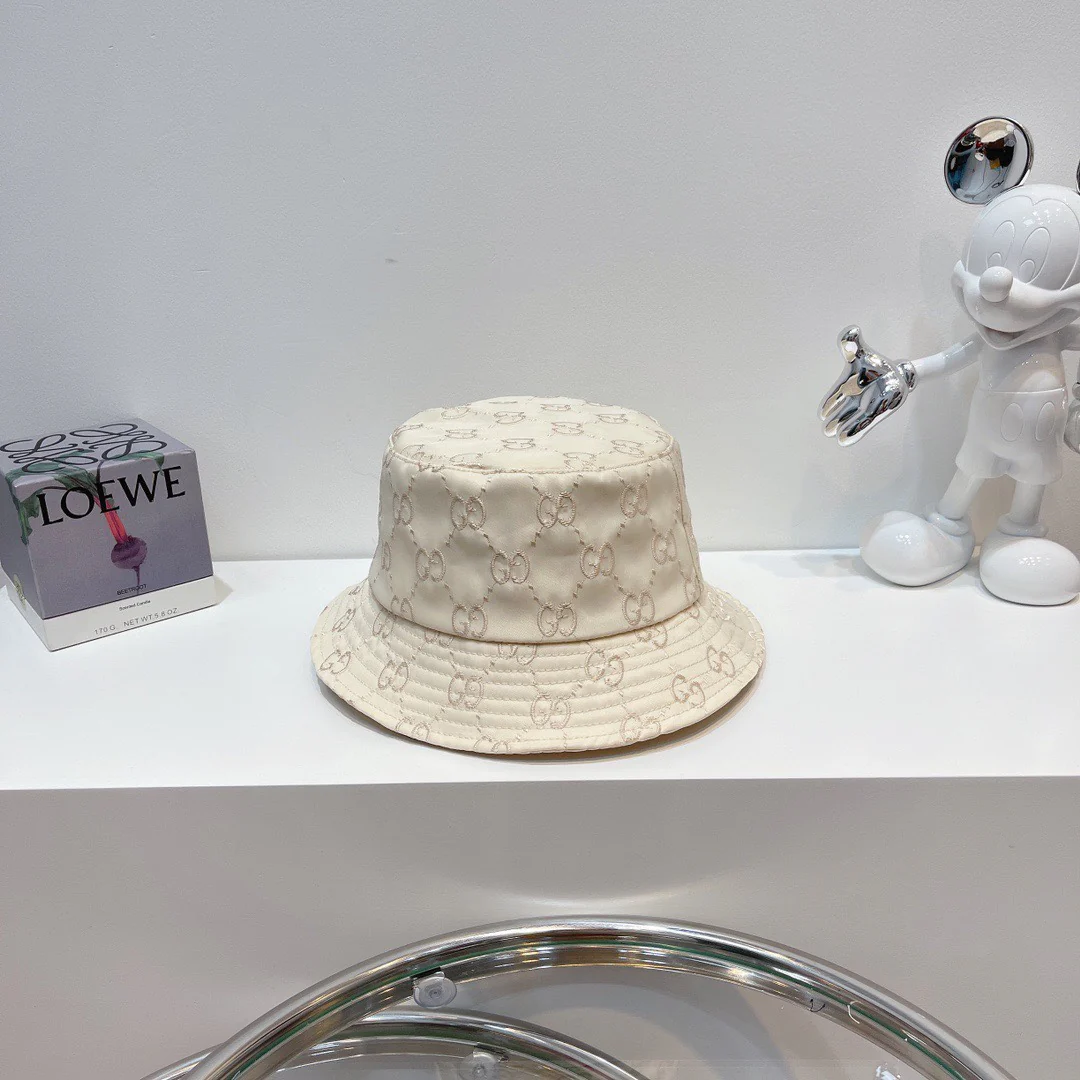 Gucci - Полностью вышитая кепка Damerman с антиморщинистой отделкой - Кремово-глянцевая поверхность выглядит просто потрясающе.