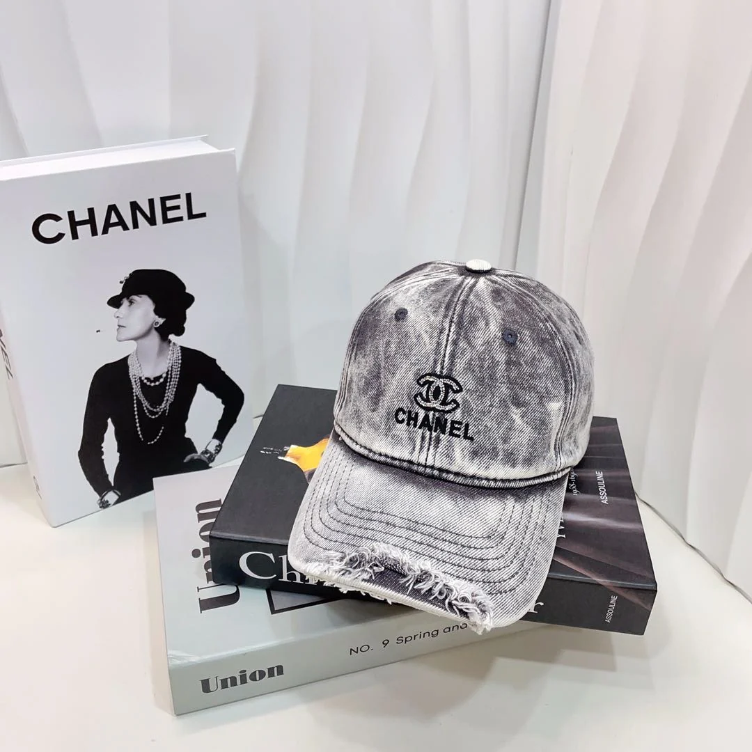 Chanel - Бейсболка в винтажном стиле с эффектом потертости