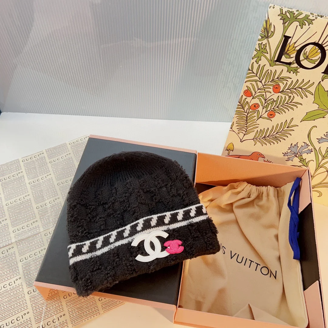 Вязаная шапка Chanel в корейском стиле - черная