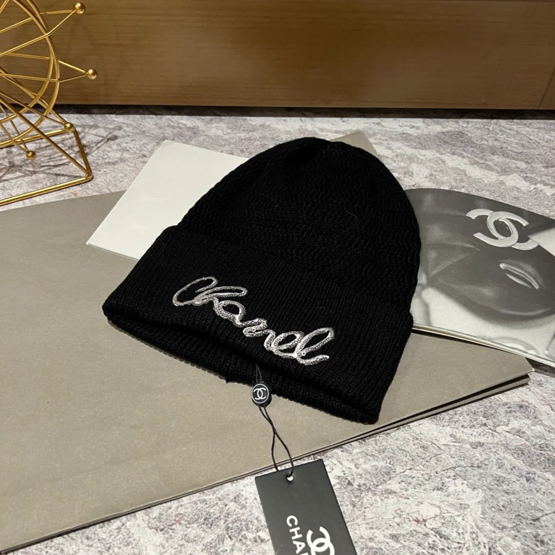 Вязаная шапка Chanel с буквой