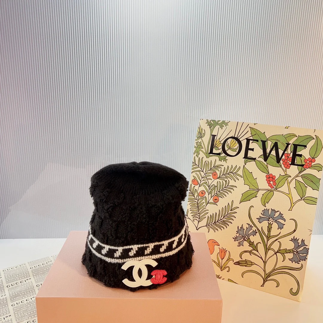 Вязаная шапка Chanel в корейском стиле - черная