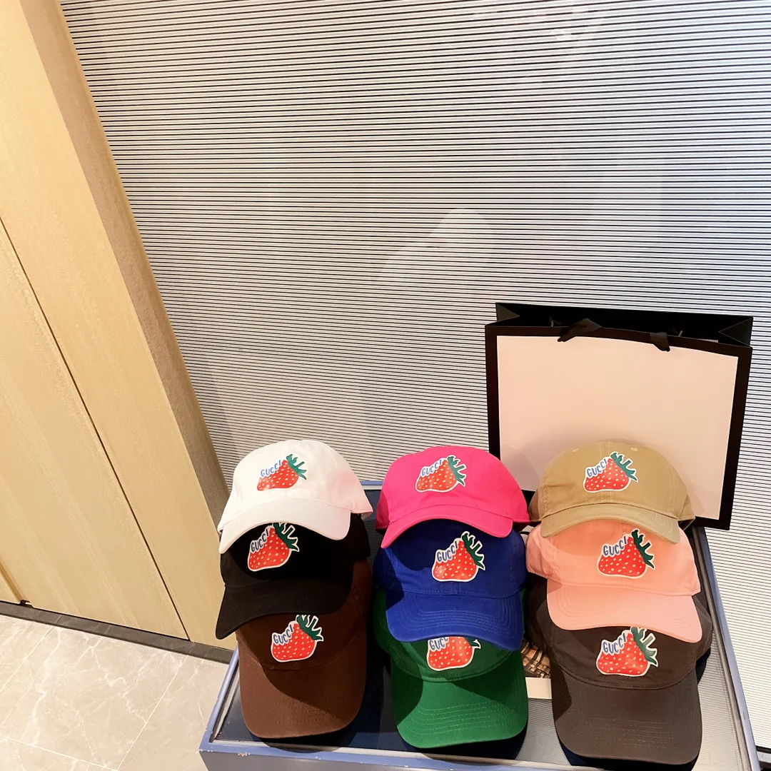 Бейсболка Gucci с клубничным рисунком - 1