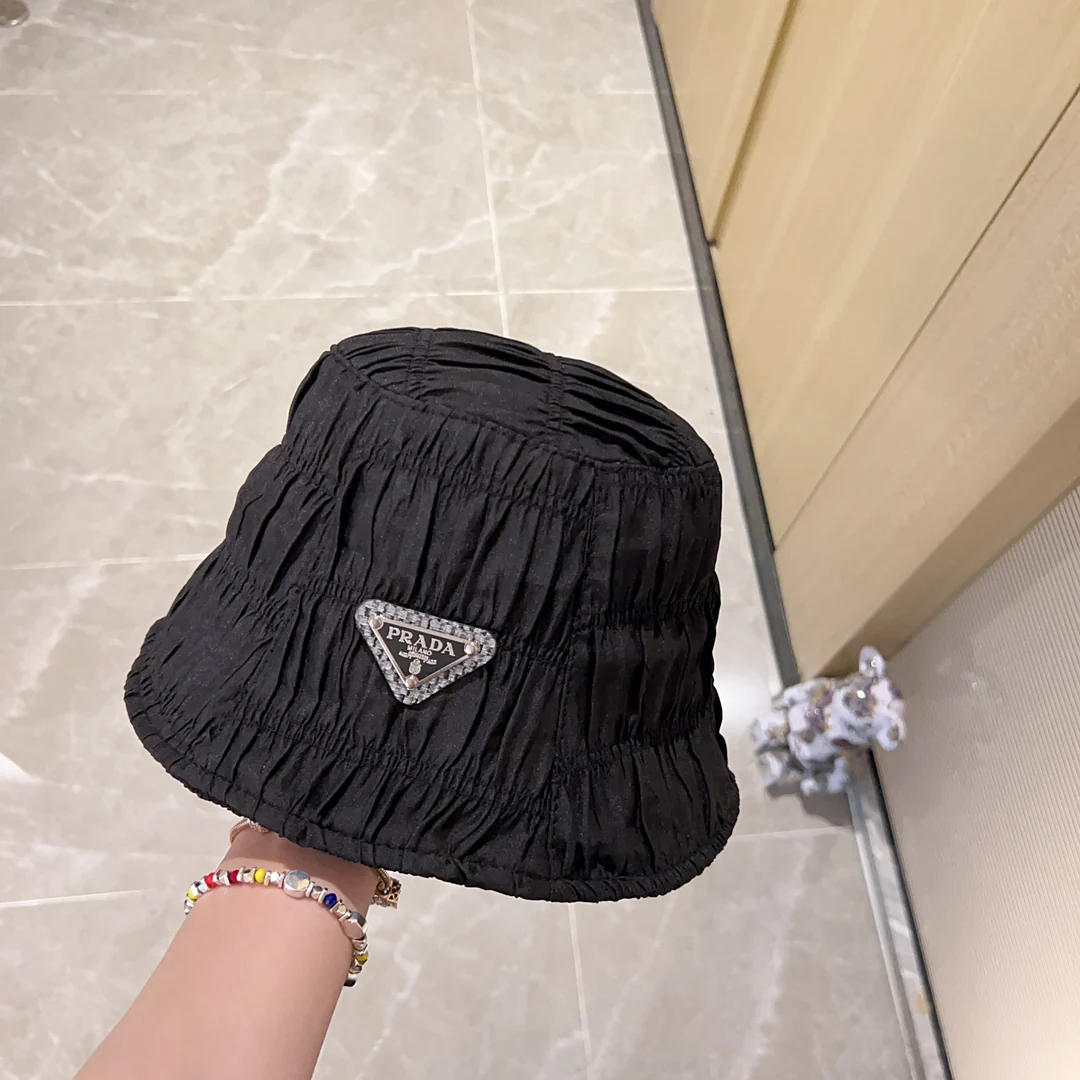 Новинка сезона осень-зима 2023 от Prada - Панама с эффектом потертости - Черная