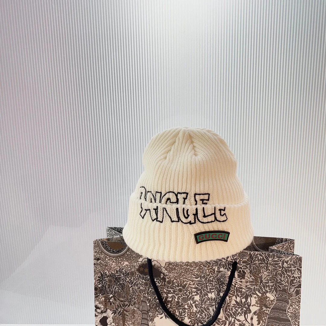 Вязаная шапка Gucci с буквами