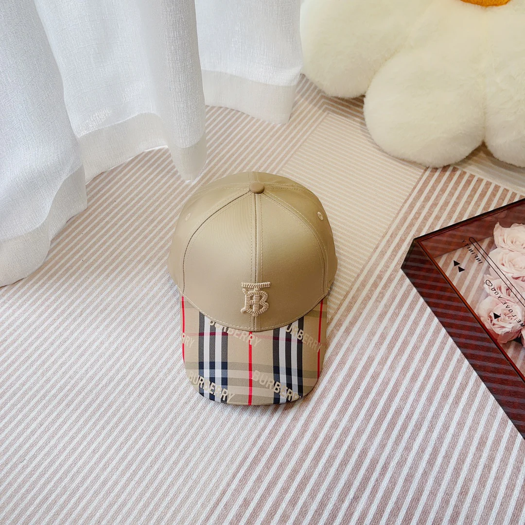 Новинка сезона весна/лето 2023 от Burberry - бейсболка TB в клетку.