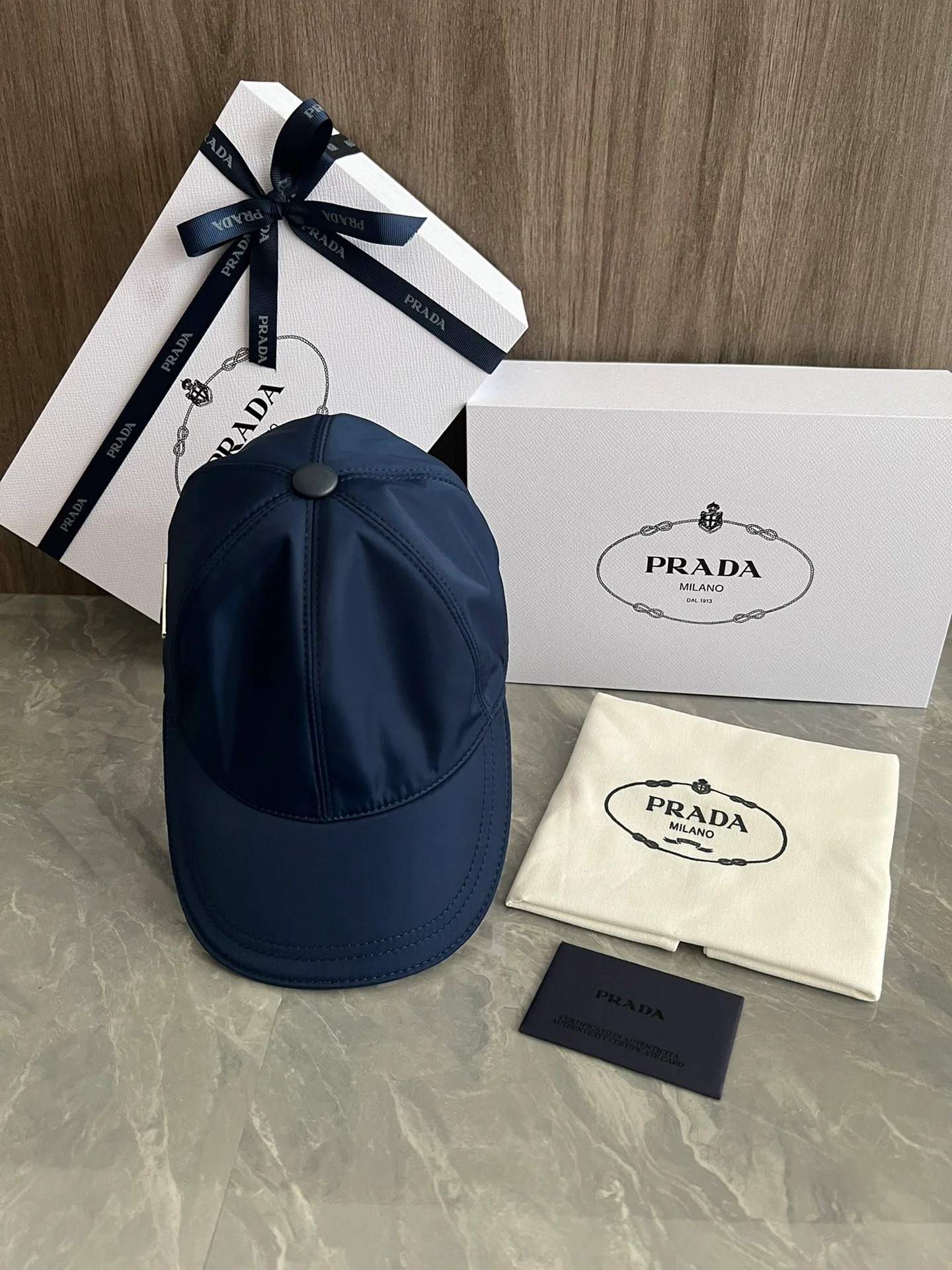 Prada - Нейлоновая бейсболка с треугольным логотипом сбоку - Синяя