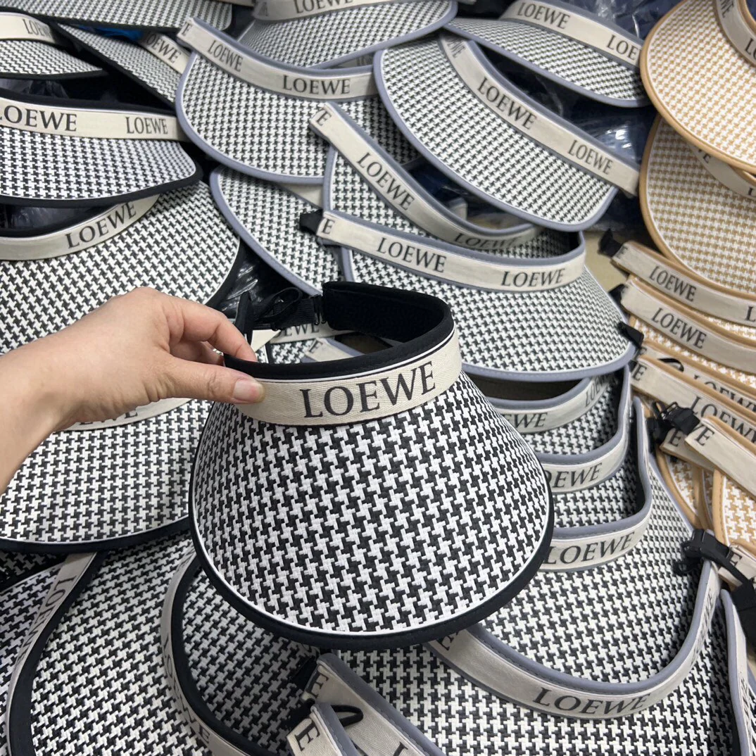 Новинка лета 2024 от LOEWE - Рыбацкая шляпа в клетку 