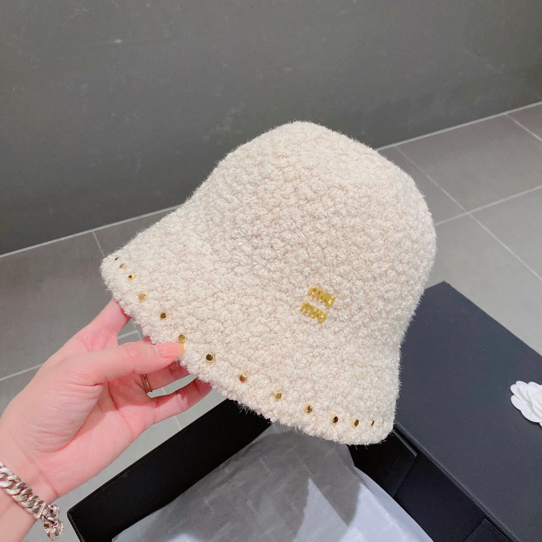 Панама Miu Miu с заклепками - белая