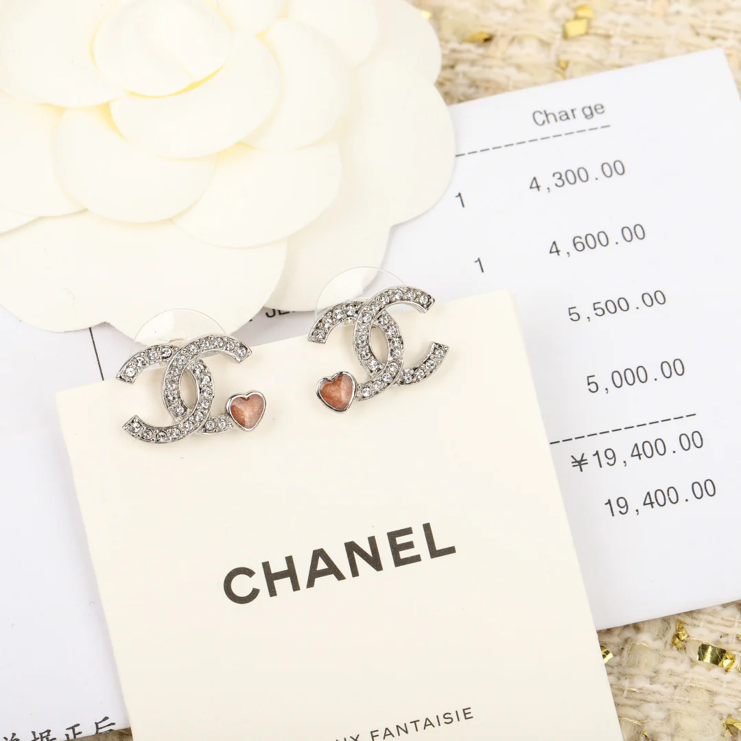 Chanel - Розовые серьги в форме сердца с двойной буквой С (25 пенсов)