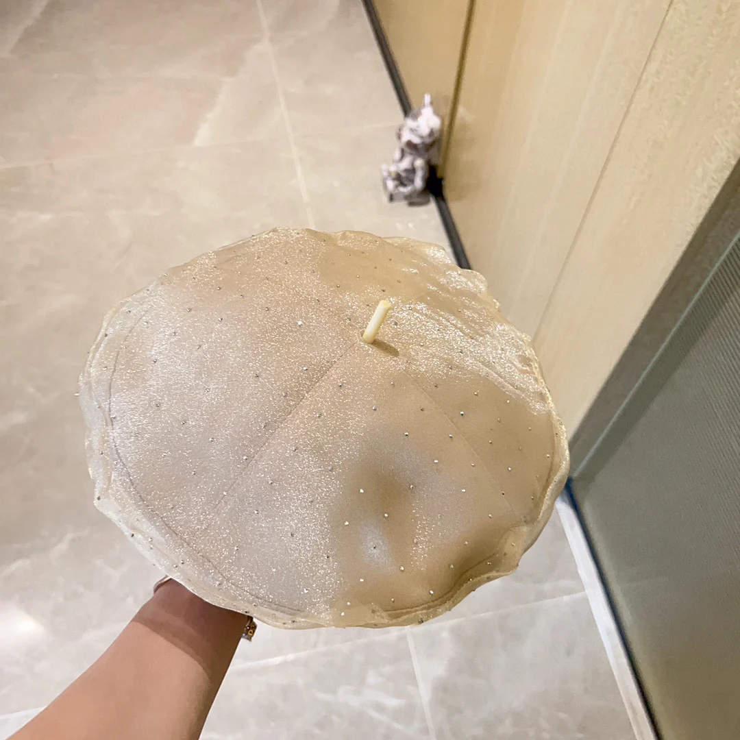 Новый минималистичный жемчужный берет Chanel 2023 года — абрикосовый цвет.