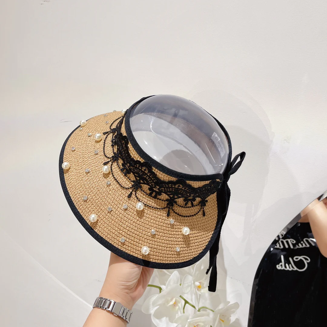 Солнцезащитная шляпа Chanel с обильной отделкой из жемчуга и стразов.