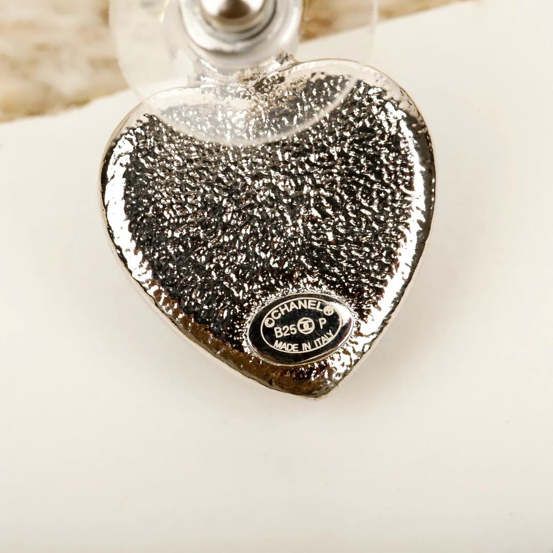 Серьги Chanel в виде голубого сердца (25 пенсов)