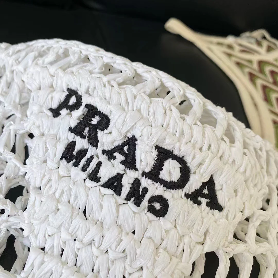 Новинка сезона весна/лето 2023 от Prada - Плетеная ажурная рыбацкая шляпа - Белая