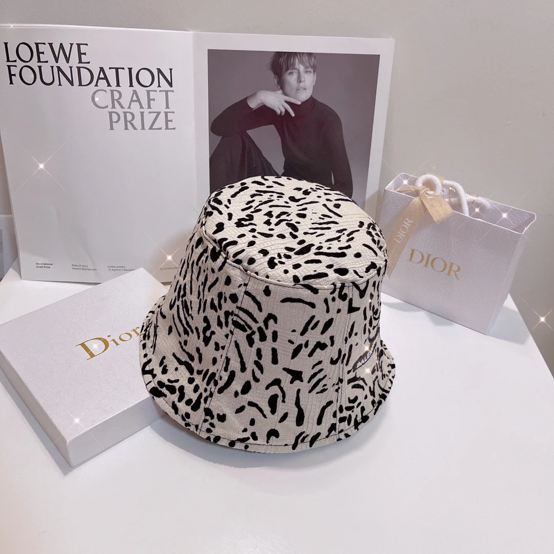 Рыбацкая шляпа Balenciaga с леопардовым принтом