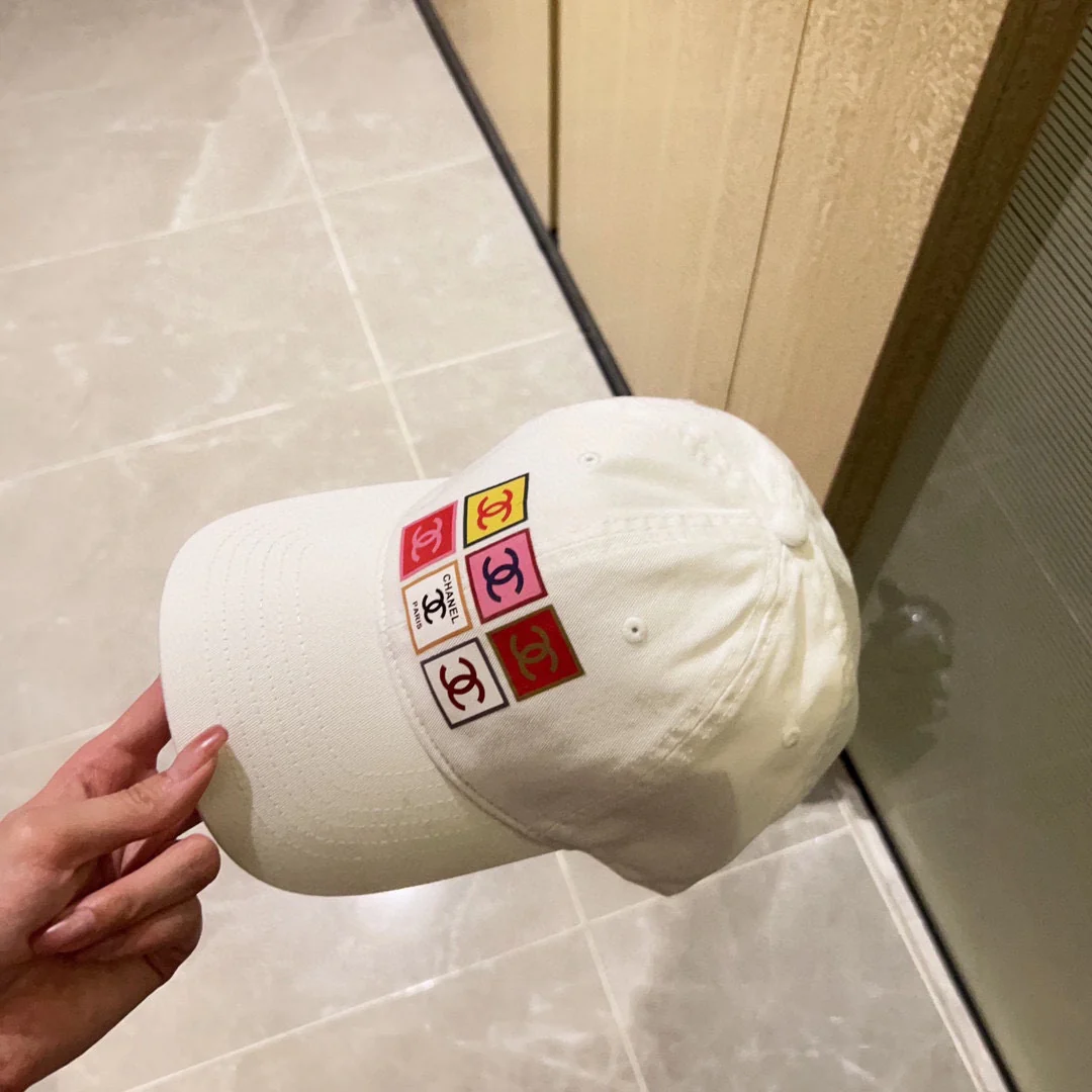 Бейсболка Chanel 2023 года, новая модель, с шестью панелями.