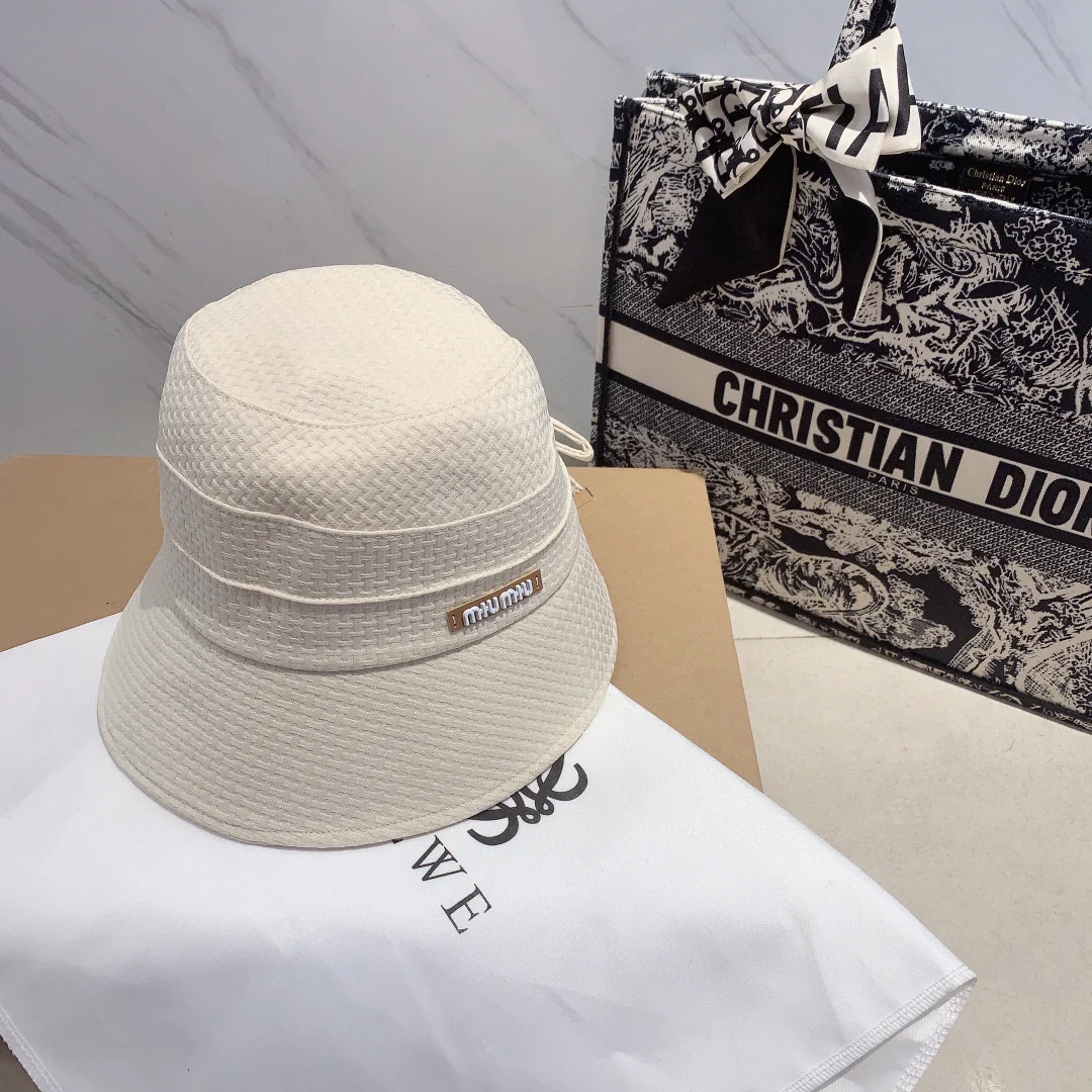 Новинка сезона ?Рыбацкая шляпа? от Miu Miu, начало осени 2023 года.