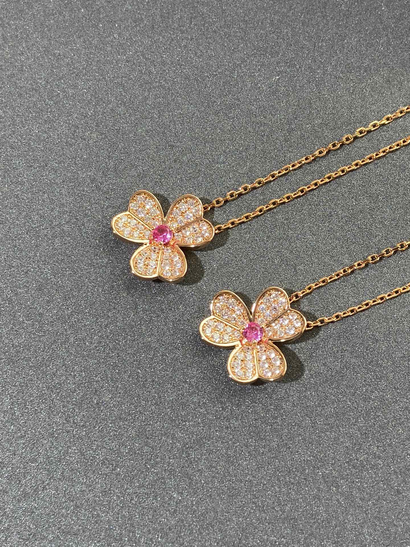 Van Vuitton - Колье 140